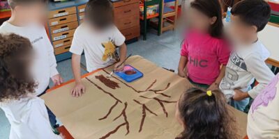 Ήρθαν τα πρώτα τα συννεφάκια,πέφτουν τα πρώτα τα φυλλαράκια, του φθινοπώρου είν’ η αρχή..